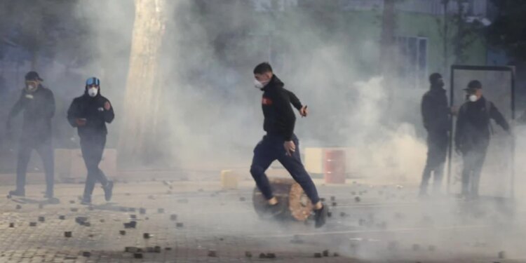 Protesta në Tiranë: 10 të arrestuar, 22 të tjerë procedohen penalisht