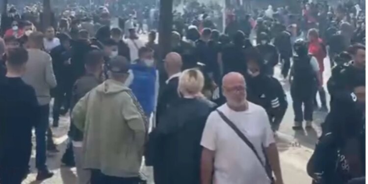 Protesta në Tiranë, biznese te 9-katëshet sulmohen dhe thyhen xhamat