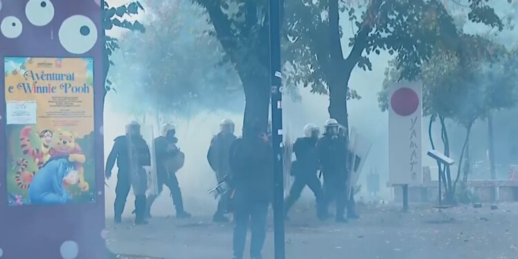 Protesta në Tiranë: selia e Partisë Socialiste sulmohet, policia i zmbraps me gaz lotsjellës
