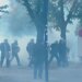 Protesta në Tiranë: selia e Partisë Socialiste sulmohet, policia i zmbraps me gaz lotsjellës