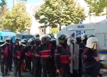 Protesta në ditën e shtatë: Policia tenton shpërndarjen me gaz lotsjellës; rinjtë hedhin sende të forta dhe molotov