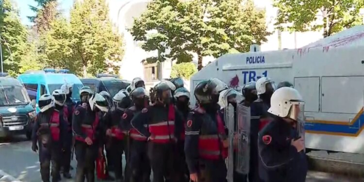 Protesta në ditën e shtatë: Policia tenton shpërndarjen me gaz lotsjellës; rinjtë hedhin sende të forta dhe molotov