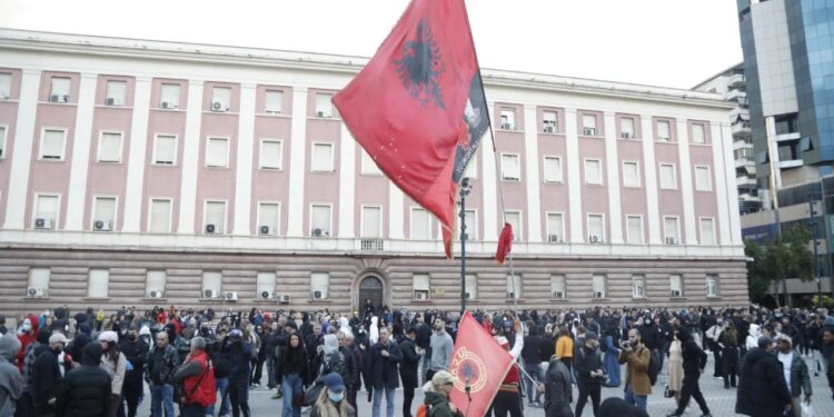 Protesta para Kryeministrisë: Nis hedhja e kapsollave, policia përgatit autobotët