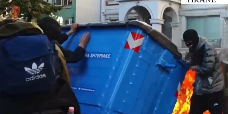 Protesta para Ministrisë së Arsimit: dogjën kazanë dhe bllokuan qarkullimin, arrestohen dy persona në Tiranë