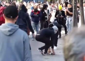 Protesta para Ministrisë së Arsimit, të rinjtë hedhin gurë drejt godinës