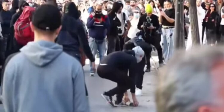 Protesta para Ministrisë së Arsimit, të rinjtë hedhin gurë drejt godinës