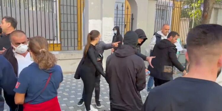 Protesta para Ministrisë së Arsimit: thyhen pallatet dhe trotuaret, hidhen në rrugë