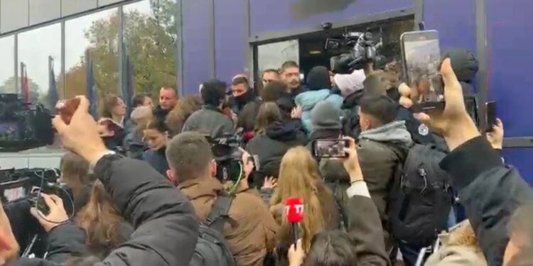 Protesta për vrasjen e Arlinda Zekajt, tensione midis policisë dhe protestuesve
