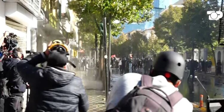 Protesta te Ministria e Arsimit: Përplasje, protestues me gurë, policia me ujë dhe gaz lotsjellës