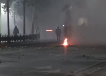 Protesta zhvendoset pranë Parlamentit, protestuesit hedhin molotovë ndaj policisë