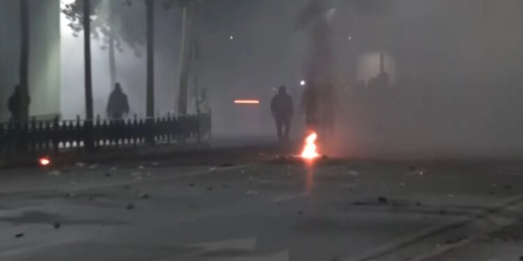 Protesta zhvendoset pranë Parlamentit, protestuesit hedhin molotovë ndaj policisë