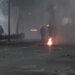 Protesta zhvendoset pranë Parlamentit, protestuesit hedhin molotovë ndaj policisë