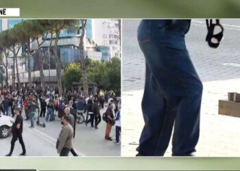 Protesta zhvendoset te Kryeministria, të rinjtë krijojnë front me strukturën e stacionit urban dhe nisin të mbledhin gurë