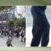 Protesta zhvendoset te Kryeministria, të rinjtë krijojnë front me strukturën e stacionit urban dhe nisin të mbledhin gurë