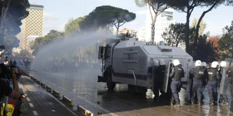 Protestat: Shkresa urgjente për komisariatet — Jo kontroll telefonave pa autorizim gjykate, kujdes me të miturit dhe gazin lotsjellës