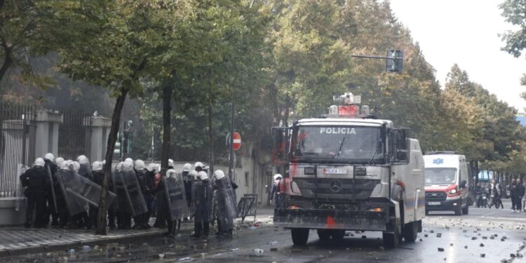 Protestat e dhunshme në vend; transporti publik në Tiranë pezullohet vetëm sot — si do të funksionojë nesër?