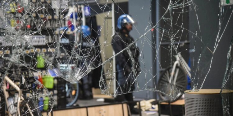 Protestat masive në Itali: 160 të arrestuar në 4 orë në Milano; dyqane të thyer e plaçkitur