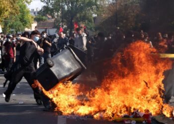 Protestat masive studentore në Francë, arrestohen rreth 2,000 protestues; 305 policë të plagosur nga përplasjet