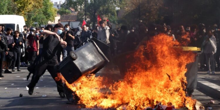 Protestat masive studentore në Francë, arrestohen rreth 2,000 protestues; 305 policë të plagosur nga përplasjet