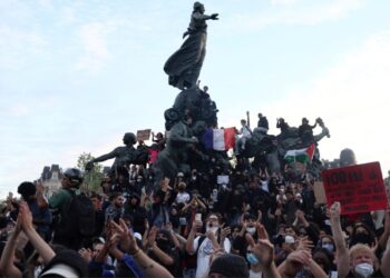 Protestat masive të studentëve në Francë, shkollat rihapen gradualisht; në Paris 32 të arrestuar dhe 14 të plagosur