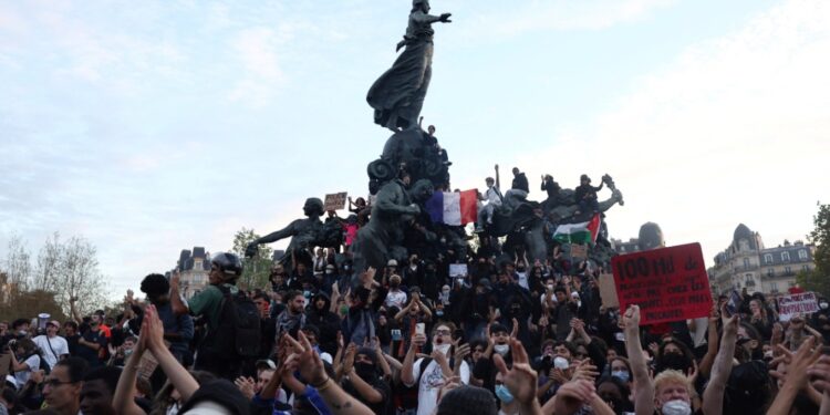 Protestat masive të studentëve në Francë, shkollat rihapen gradualisht; në Paris 32 të arrestuar dhe 14 të plagosur