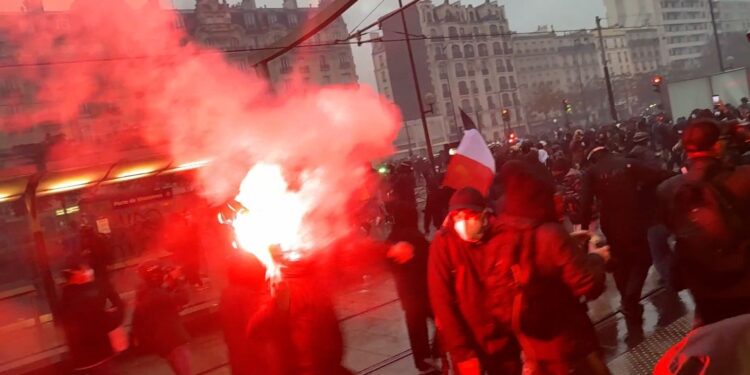 Protestat në Francë: Rreth 1 mijë të arrestuar dhe përplasje me policinë në disa qytete