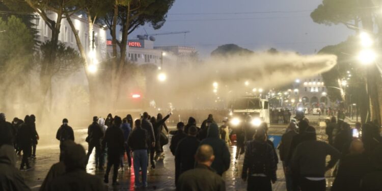 Protestat në Tiranë: 11 persona mbeten në burg, 40 lëshohen nga paraburgimi; zbardhen masat e sigurisë dhe akuzat