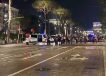 Protestë e tensionuar: efektivët Shqiponja mbërrijnë në Bulevard pas hedhjes së molotovëve