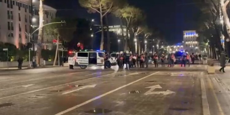 Protestë e tensionuar: efektivët Shqiponja mbërrijnë në Bulevard pas hedhjes së molotovëve