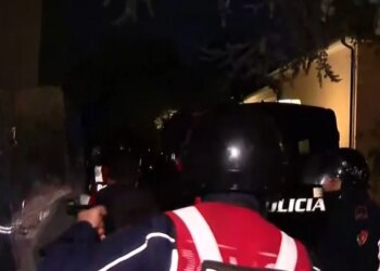 Protestë me tensione, policia shoqëron disa të rinj pranë Kishës Ortodokse