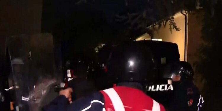 Protestë me tensione, policia shoqëron disa të rinj pranë Kishës Ortodokse
