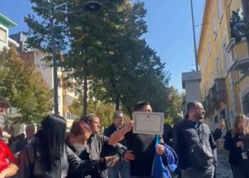Protestë para Ministrisë së Arsimit, i riu gris si shenjë revolte certifikatën e fituesit të Olimpiadës së Historisë