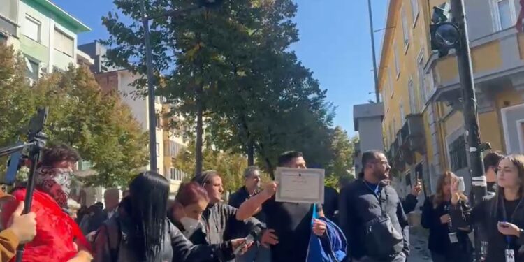 Protestë para Ministrisë së Arsimit, i riu gris si shenjë revolte certifikatën e fituesit të Olimpiadës së Historisë