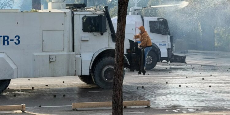 Protestuesi kapet para autobotit të policisë dhe largohet me forcë nga efektivët