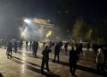 Protestuesi qëllohet me plumb gome në bark, dërgohet në gjendje të rëndë te Trauma dhe futet në operacion