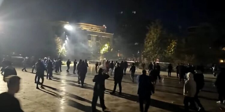Protestuesi qëllohet me plumb gome në bark, dërgohet në gjendje të rëndë te Trauma dhe futet në operacion