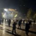 Protestuesi qëllohet me plumb gome në bark, dërgohet në gjendje të rëndë te Trauma dhe futet në operacion