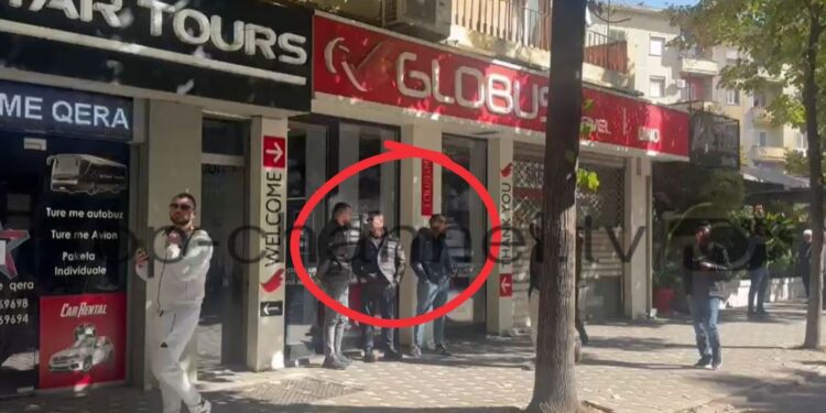 Protestuesit drejt rrugës së Durrësit, disa biznese hapur, por nxjerrin truproja jashtë ambienteve