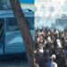 Protestuesit fusin një automjet në bulevard, e shkatërrojnë dhe i vënë flakën; policia tërhiqet me shpejtësi