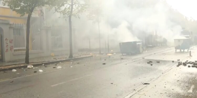Protestuesit hedhin bomba molotovë; policia përgjigjet me gaz lotsjellës dhe ujë