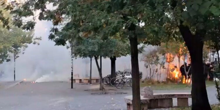 Protestuesit hedhin molotovë ndaj efektivëve, polici merr flakë, të riut i digjet xhaketa