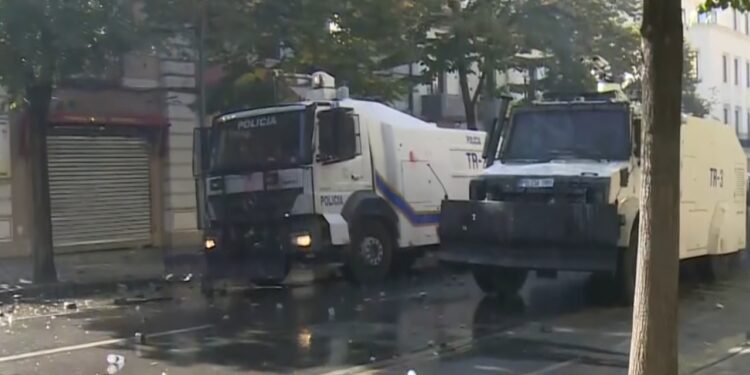 Protestuesit hedhin molotovë ndaj policisë, dy autobotë kundërpërgjigjen me ujë