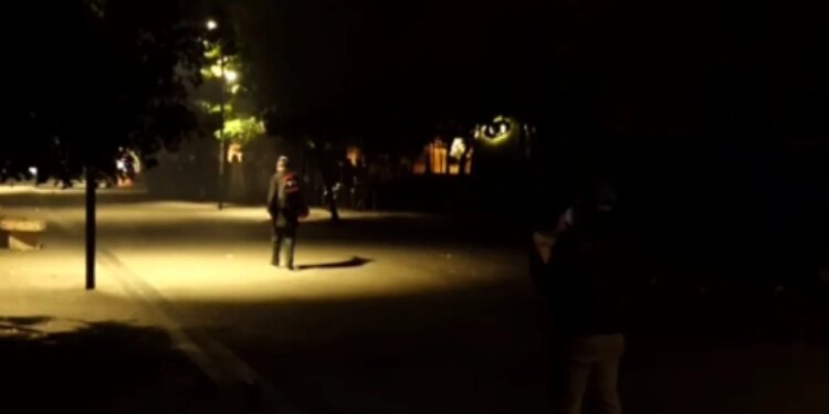 Protestuesit hedhin molotovë ndaj selisë së PS-së; policia përgjigjet me gaz lotsjellës