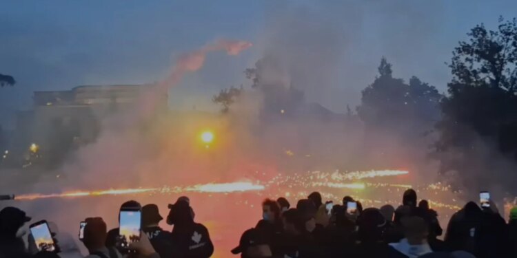 Protestuesit hodhën lumë fishekzjarrësh drejt policisë, efektivët u kundërpërgjigjen me gaz lotsjellës