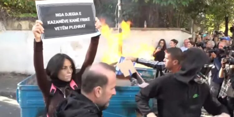 Protestuesit i vendosin flakën katër koshave të mbeturinave pranë Ministrisë së Arsimit dhe hedhin gurë ndaj policisë