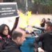 Protestuesit i vendosin flakën katër koshave të mbeturinave pranë Ministrisë së Arsimit dhe hedhin gurë ndaj policisë