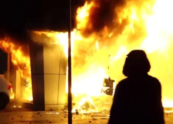 Protestuesit i vënë flakë një makine dhe katit të parë të Gjykatës së Lartë, tensionet arrijnë kulmin