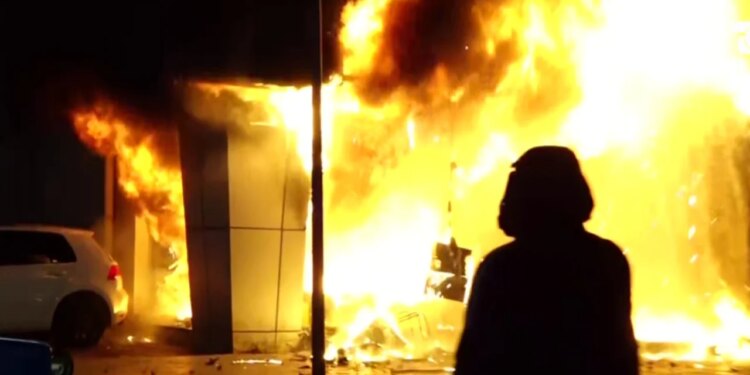 Protestuesit i vënë flakë një makine dhe katit të parë të Gjykatës së Lartë, tensionet arrijnë kulmin
