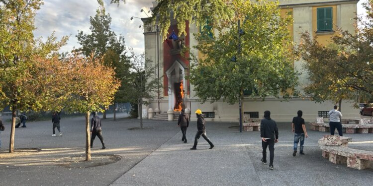 Protestuesit i vënë flakën Ministrisë së Bujqësisë; digjet një derë e godinës