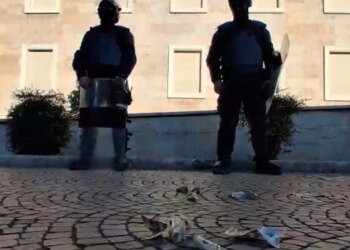 Protestuesit ironizojnë deklaratën e Ramës dhe hedhin dollarë fals drejt policëve përpara Kryeministrisë